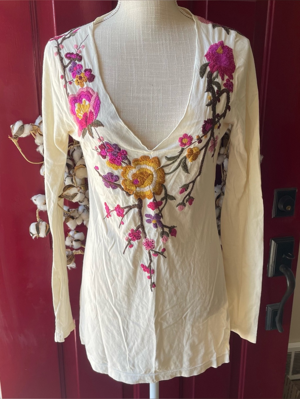 Johnny Was T-shirt Features a V-Neck Intricate Floral Embroidered Women's Top(S)